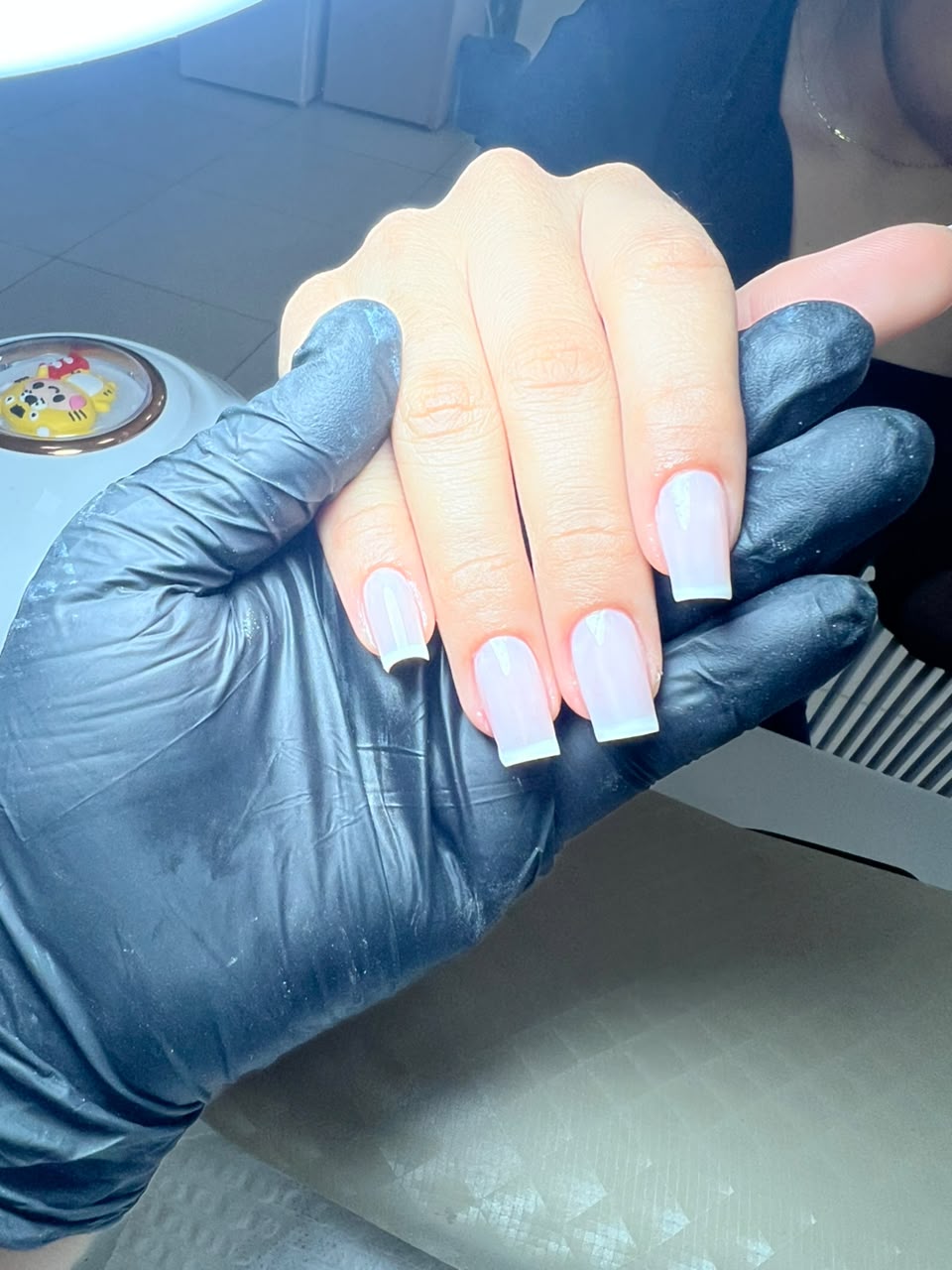 Unhas em gel leitosas formato oval