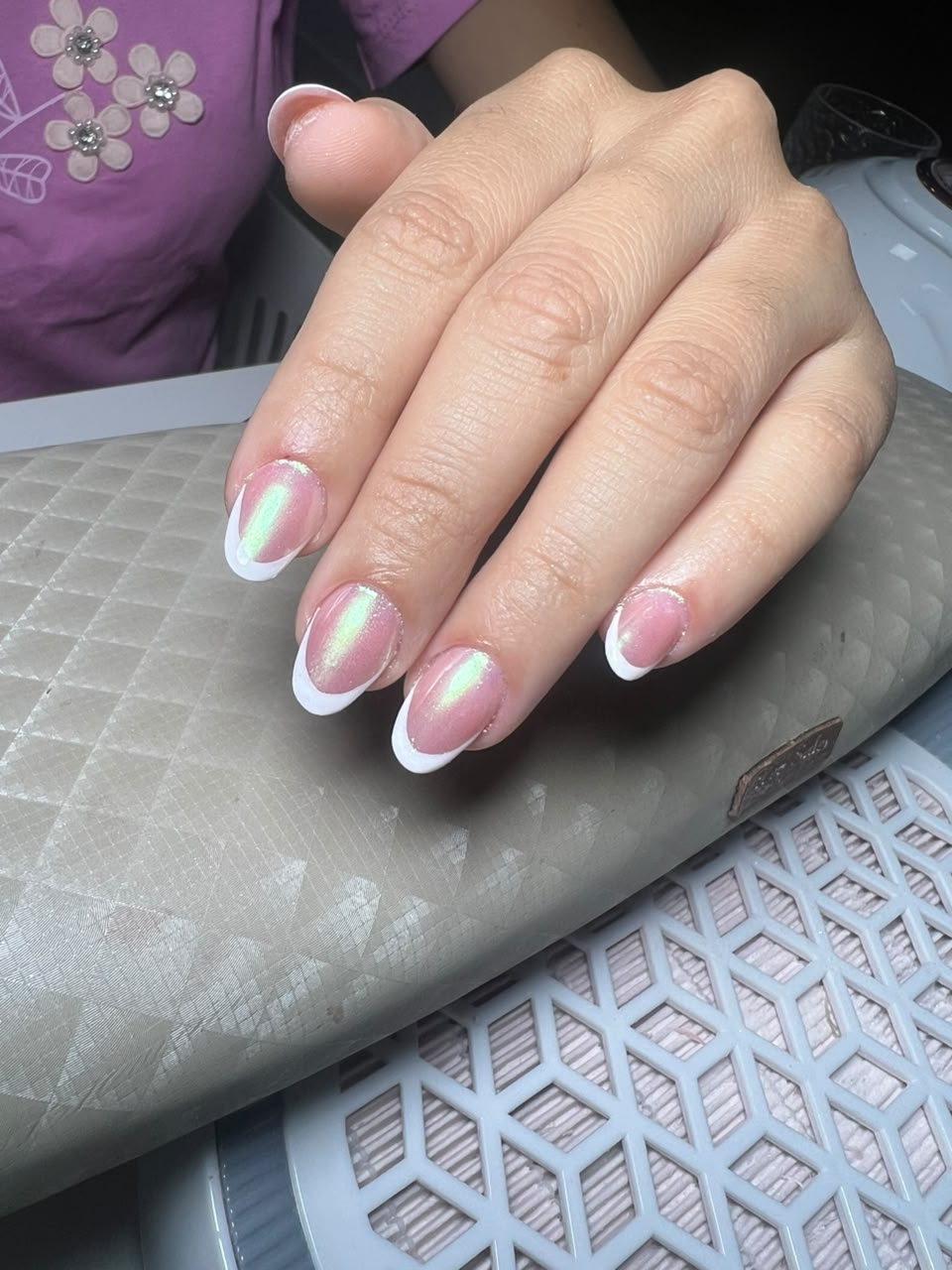 Nail art francesinha com detalhe dourado e glitter