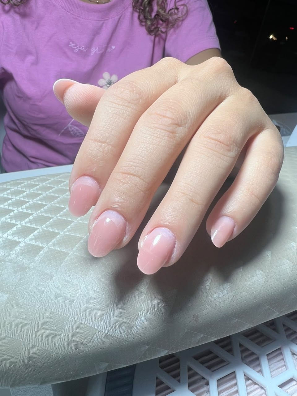 Alongamento de unhas brancas com glitter perolado