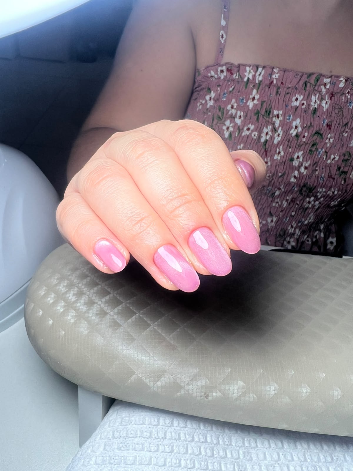 Unhas em gel nude formato bailarina