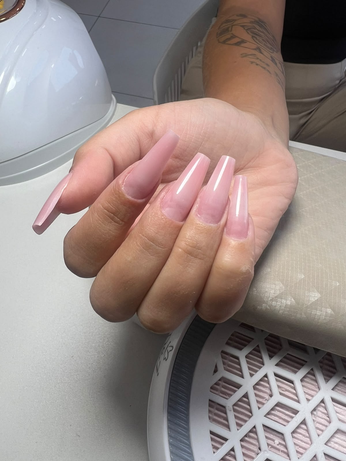 Nail art com francesinha e desenho floral