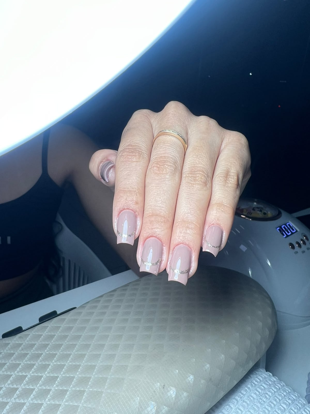 Francesinha clássica rosa em unhas curtas