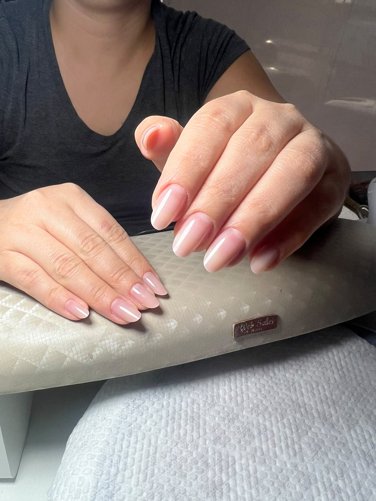 Nail art nude com linhas brancas e douradas