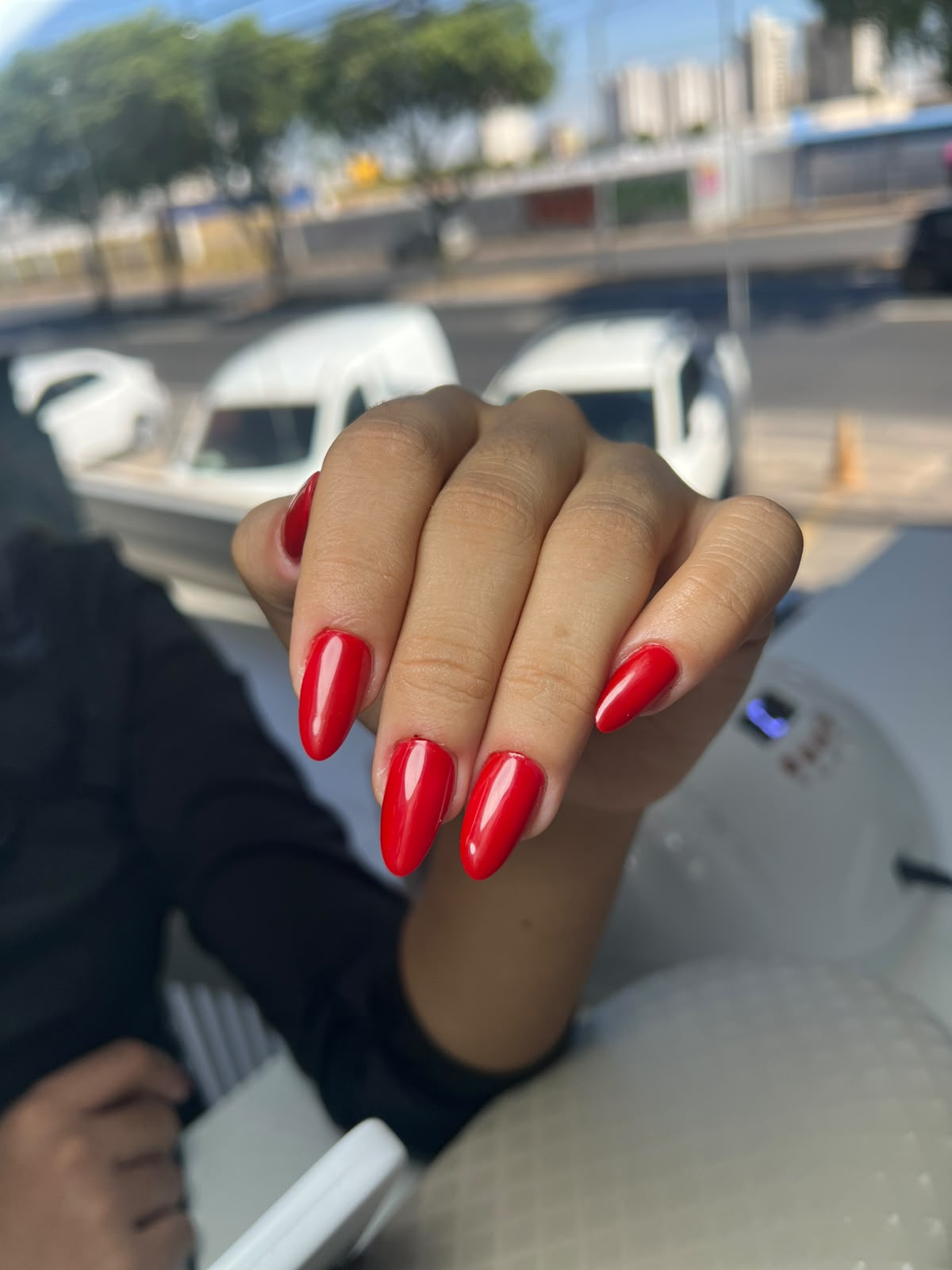 Esmaltação nude rosa com anel dourado