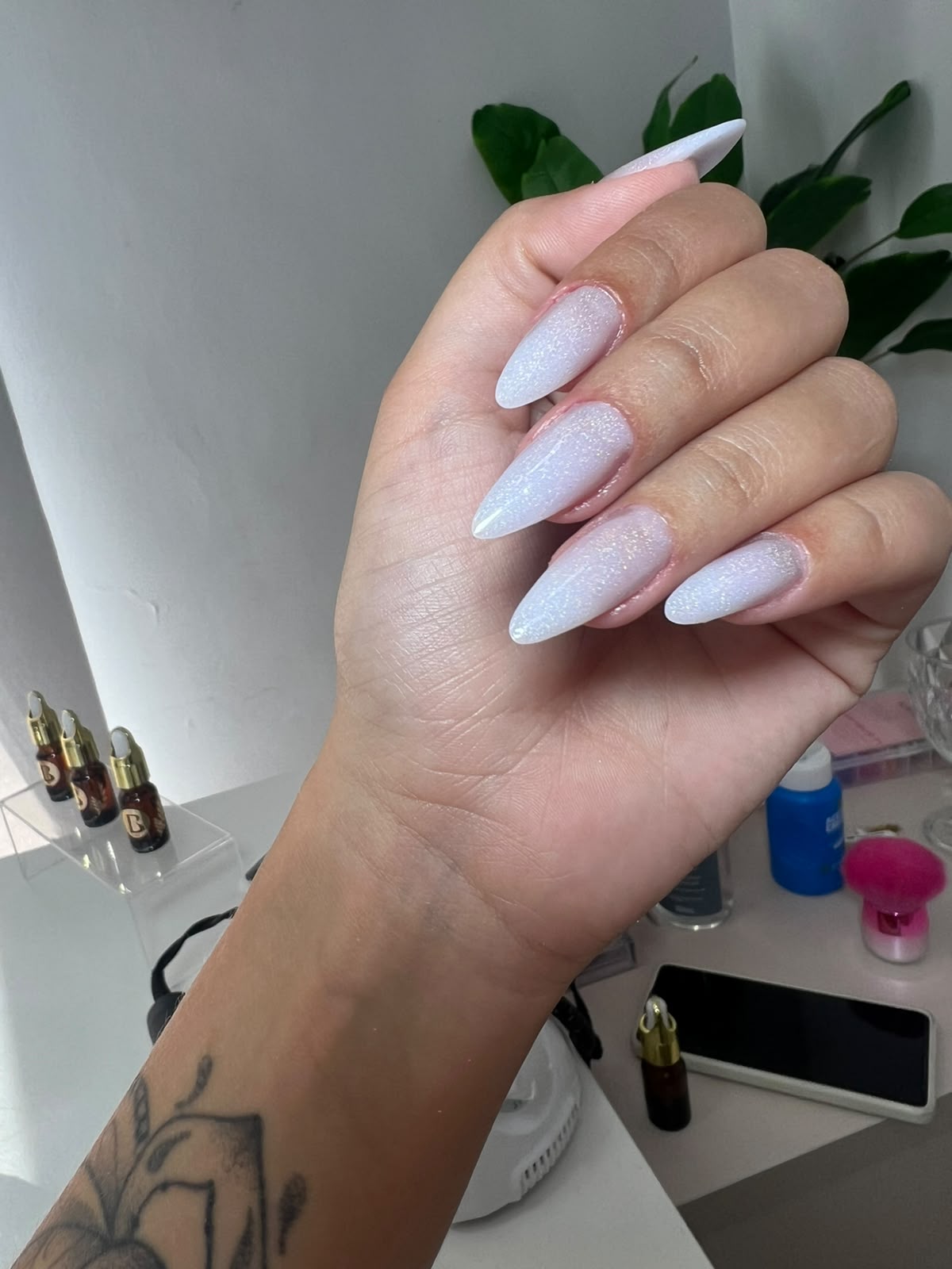Esmaltação em gel nude amendoado