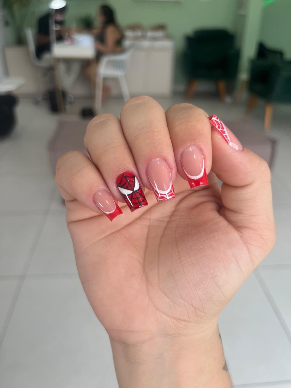 Unhas em gel nude curtas com brilho