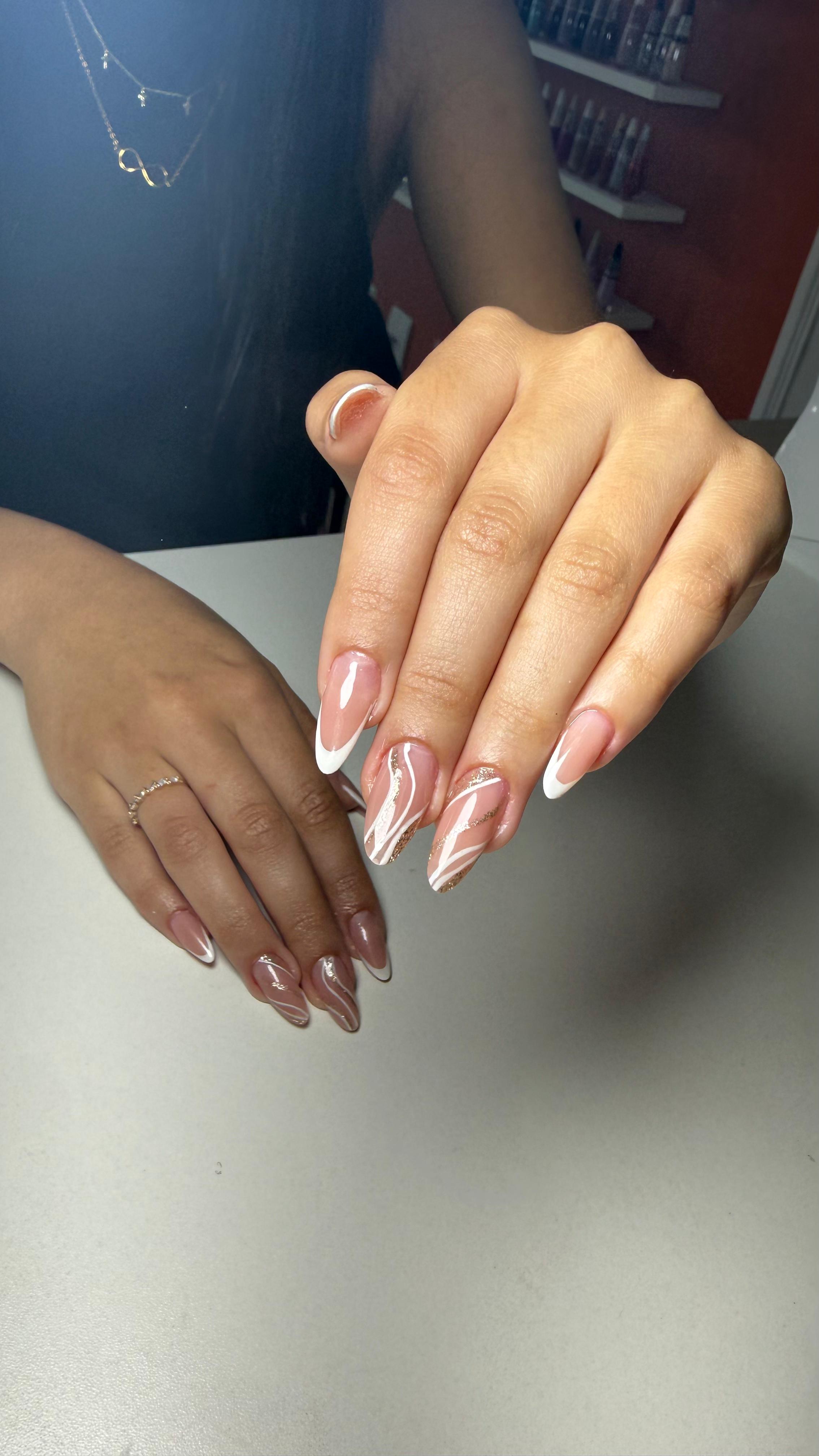 Esmaltação em gel dourada metalizada